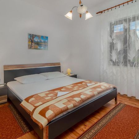 3 Bedroom Awesome Apartment In Новий Винодольський Екстер'єр фото
